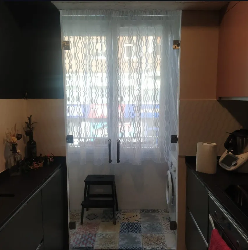 Puerta de aluminio en cocina para salir a la terraza