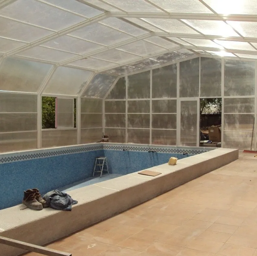 Instalación de cubierta de seguridad para piscina con paneles translúcidos