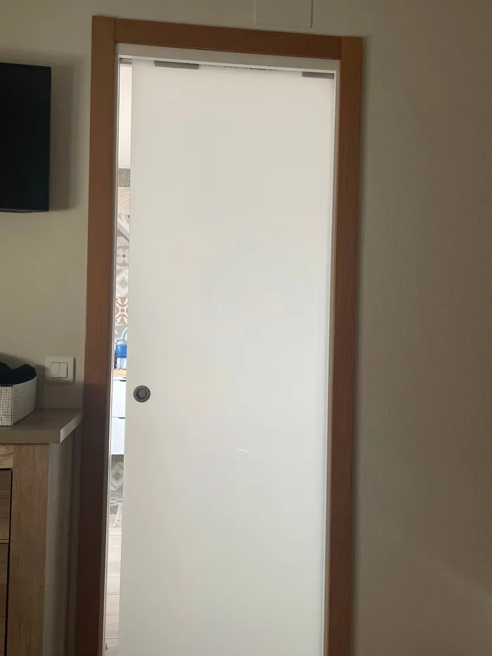 Puerta de paso interior de diseño limpio y moderno con marco de madera