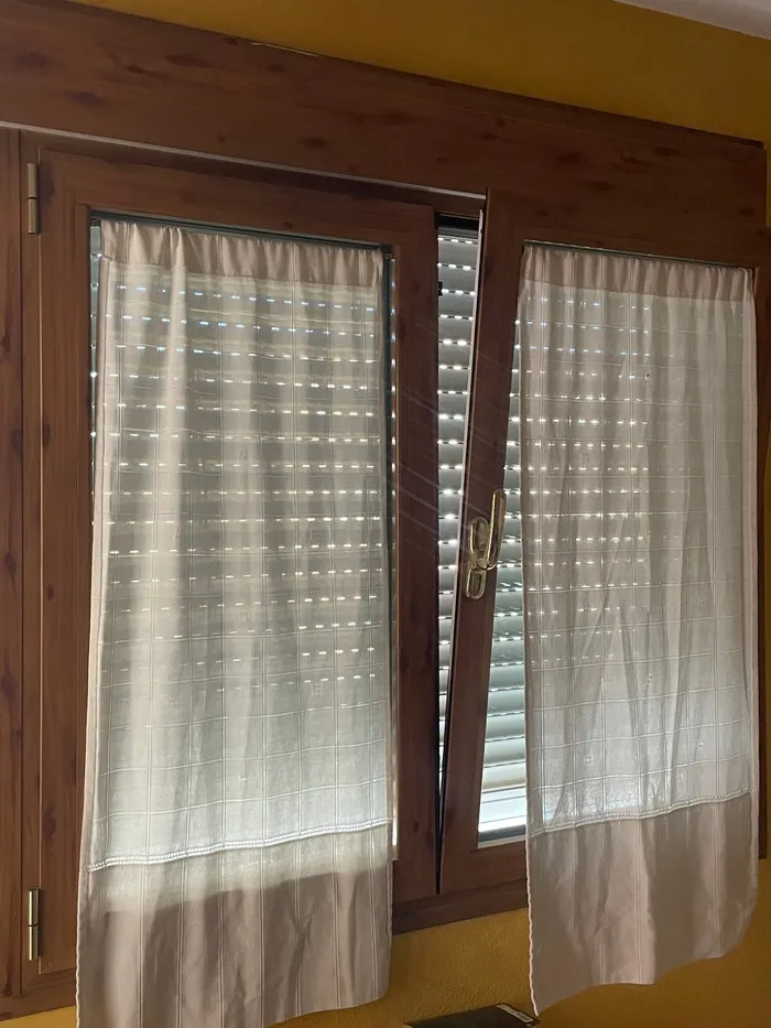 Ventanas de aluminio con persiana enrollable y cortina interior