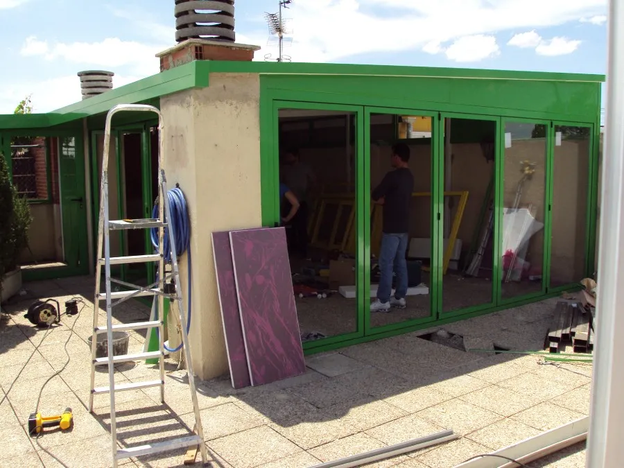 Instalación y montaje de cerramiento de aluminio verde en terraza de chalet