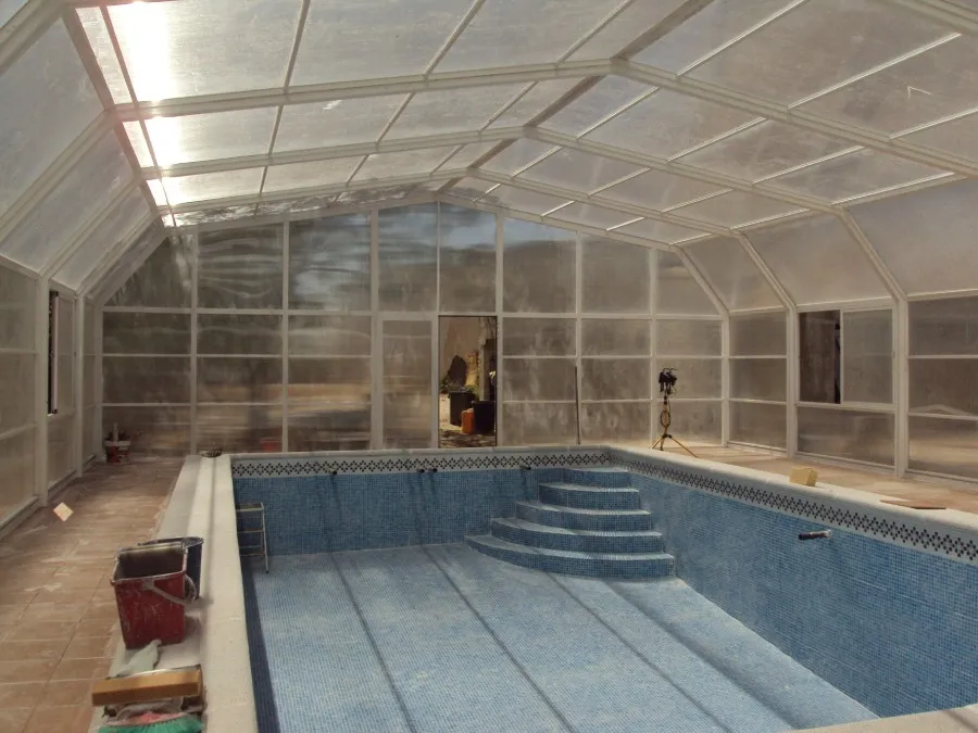 Cubierta de piscina alta y transparente instalada por Marfran S.L. en Leganés