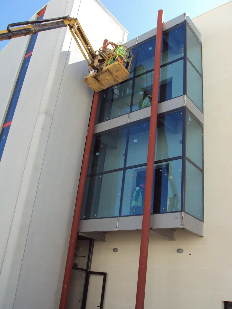 Fachada doble moderna de edificio residencial con ventanales