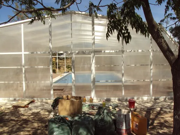 Instalación de cubierta de seguridad para piscina con paneles translúcidos