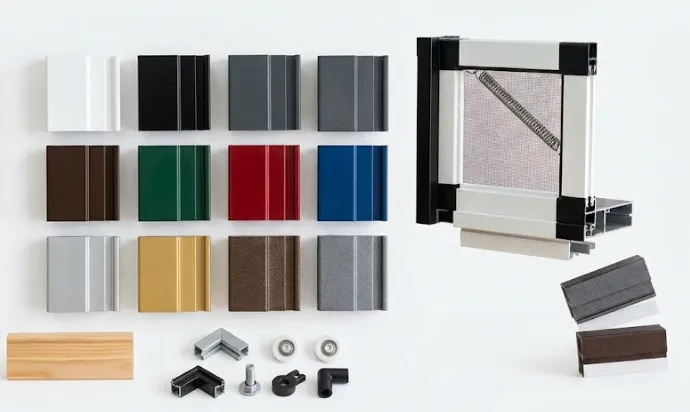 Perfiles de aluminio de mosquiteras lacados en varios colores RAL, anodizados y acabados madera acoplados a marcos de ventana