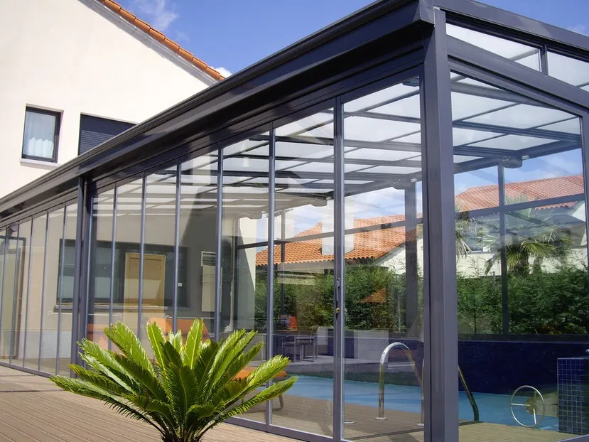 Cubierta de piscina con techo de cristal inclinado