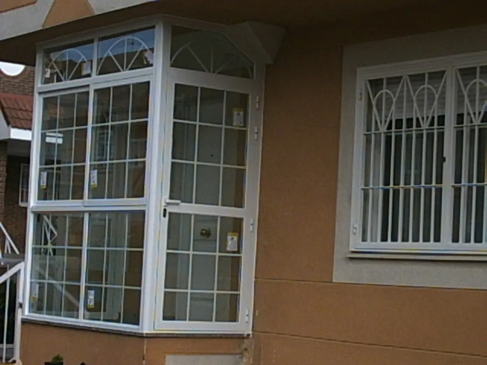 Puerta exterior de entrada de aluminio con ventanas para zona residencial