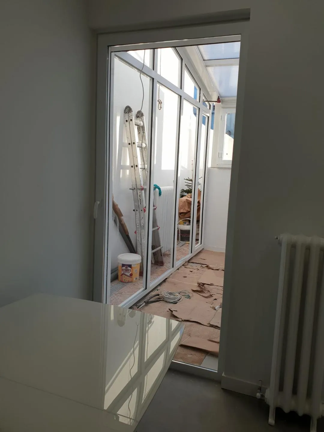 Puerta de aluminio con salida a pergola móvil