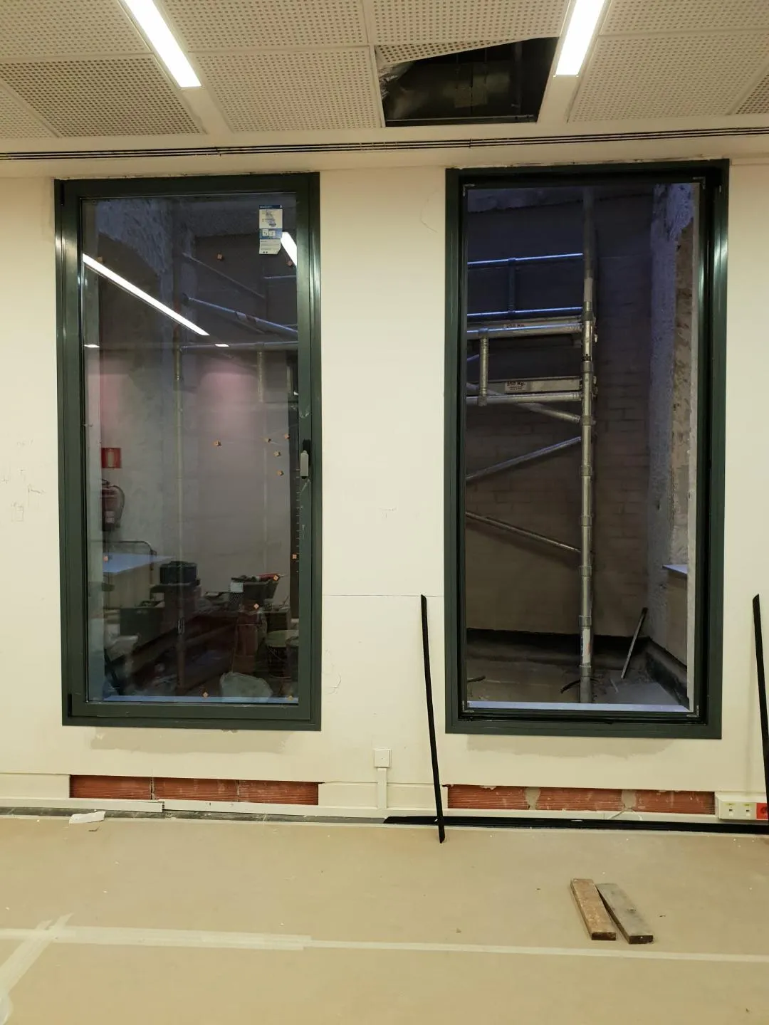 Puerta de aluminio con ventana de observación