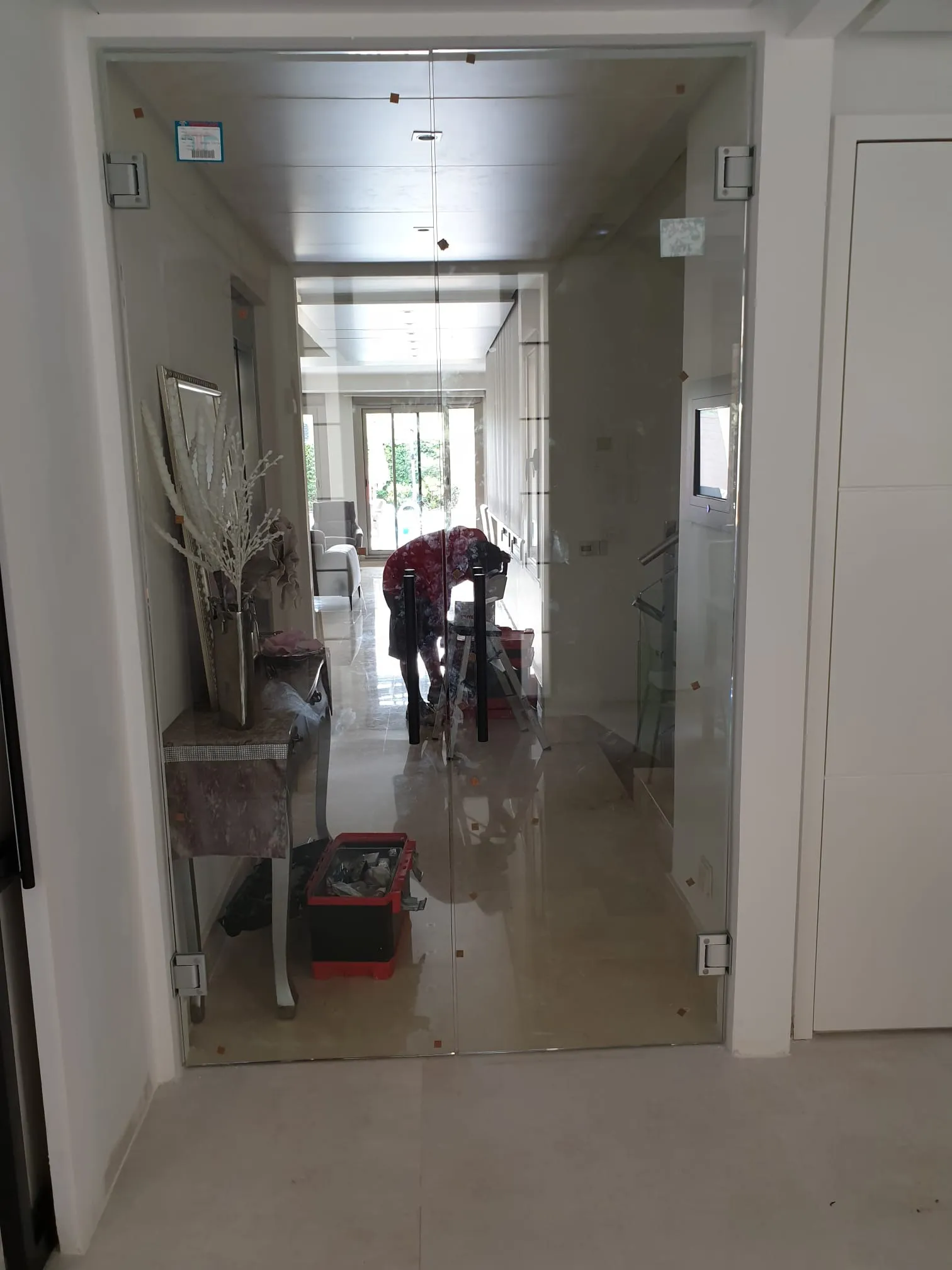 Puerta de aluminio de dos hojas para separar espacios interiores