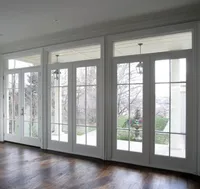 Conjunto de puertas y ventanal acristalado de aluminio blanco con diseño clásico