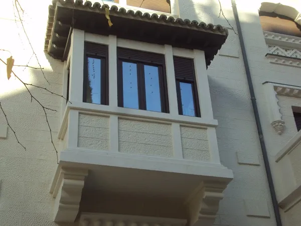 Ventana de aluminio en balcón de fachada residencial