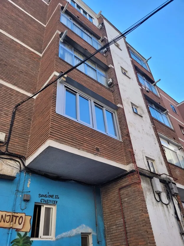 Ventanas de aluminio en fachada exterior de edificio