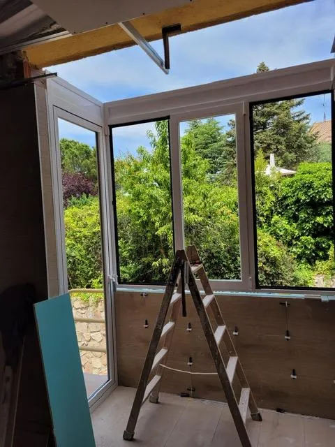 Ventanas instaladas en terraza con vistas al jardín