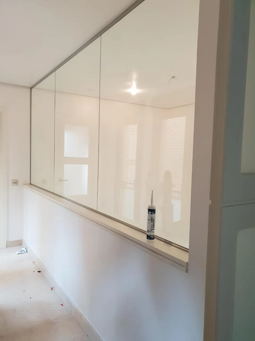 Cerramiento de ventanas de aluminio en interior de vivienda