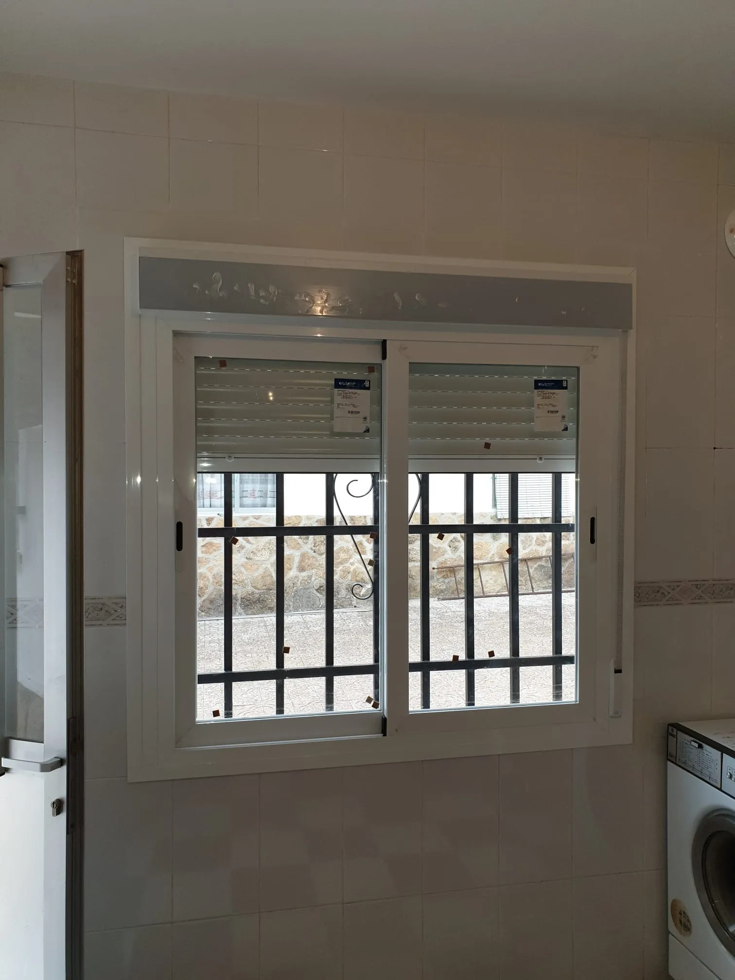 Ventana de aluminio con persiana y rejas