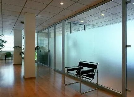 División interior de cristal con grandes ventanales y puerta de aluminio