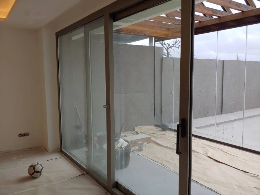 Trabajos realizados de puertas de aluminio en Leganés