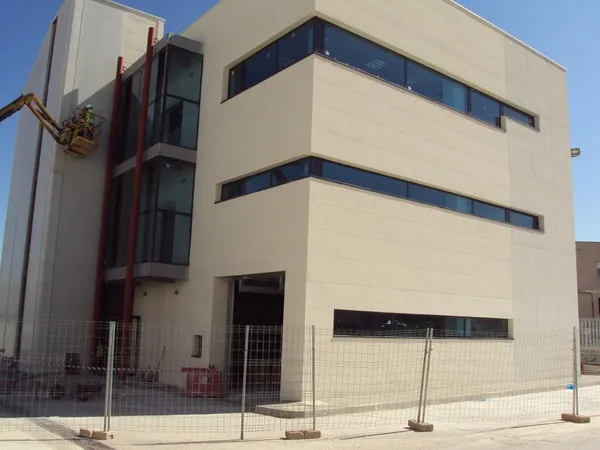 Ventanas de aluminio en edificio de arquitectura moderna